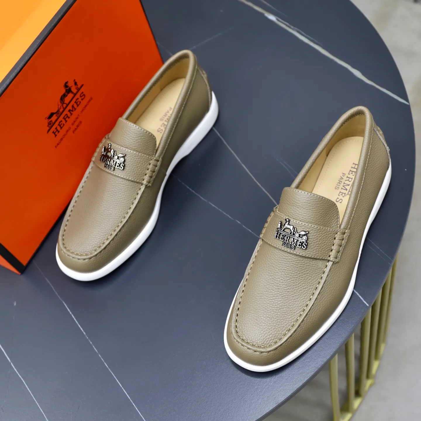 Ex-factory price: 560💰Hermès/Hermès slip-on men's shoes. This shoe is made of imported pebbled cowhide. It has simple and smooth lines and is combined with aerodynamically designed 3CM rubber foam ultra-light soles! Youthful and fashionable, classic H-shaped hardware buckle decoration, calf lining gently wraps the feet, with logo cowhide feet, casual and urban style, highlighting youthful vitality, sports and leisure version, super versatile, code number: 38-39-40-41-42-43-44 standard leather shoe size (45 can be customized but does not support returns)